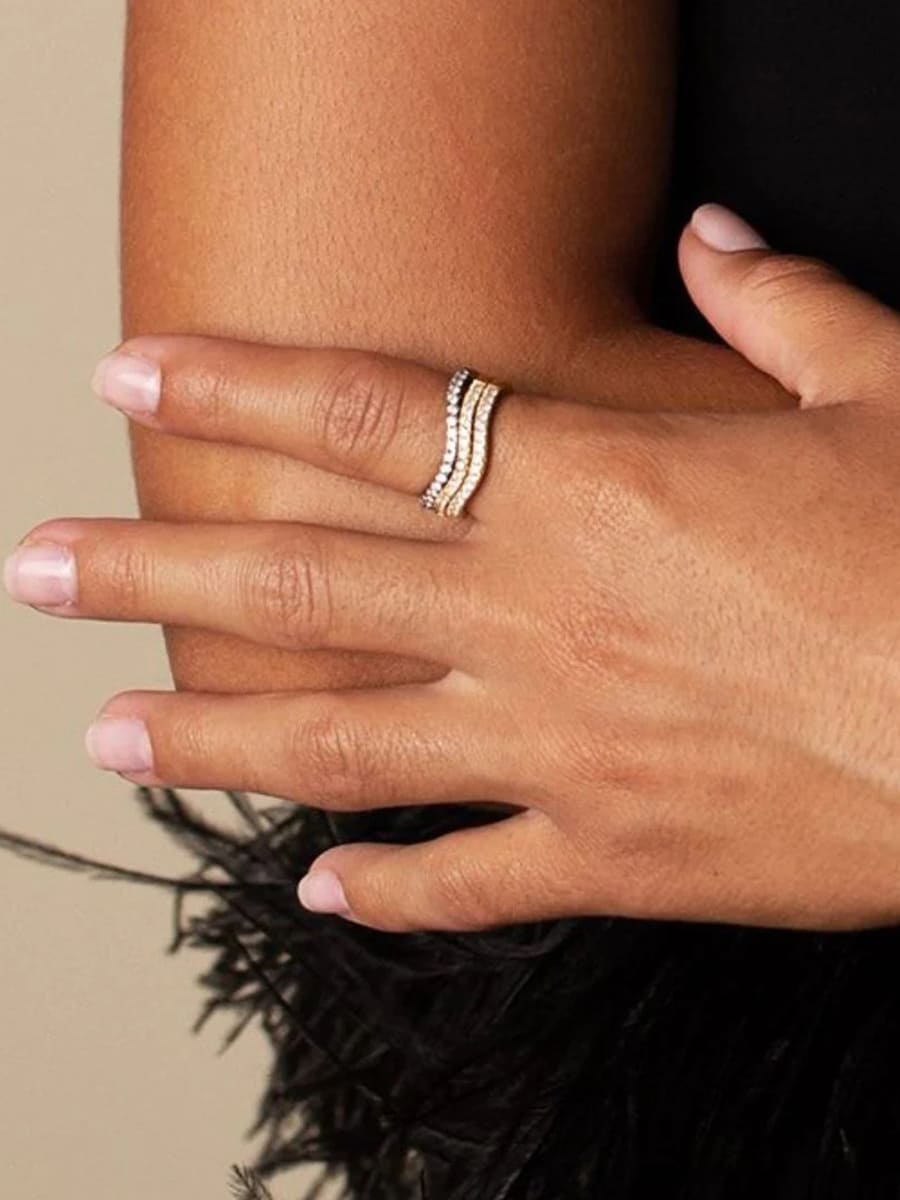 Elegant bølgeformet ring med diamantinnlegg