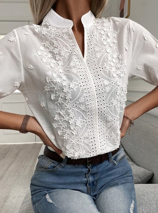 V-hals skjorte med ståkrage og brodert blonde